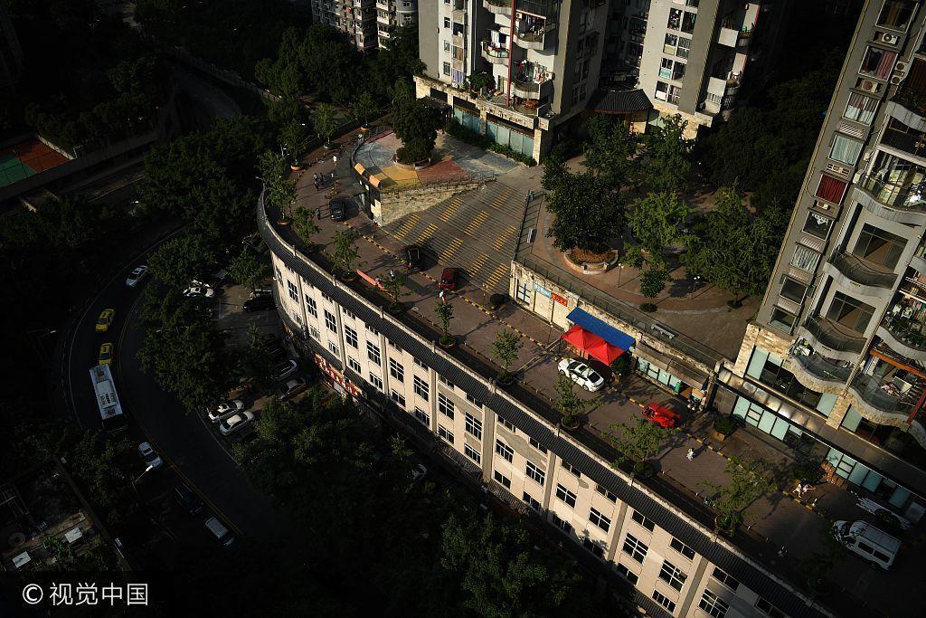 خیابانی در چین که از سقف خانه می گذرد!